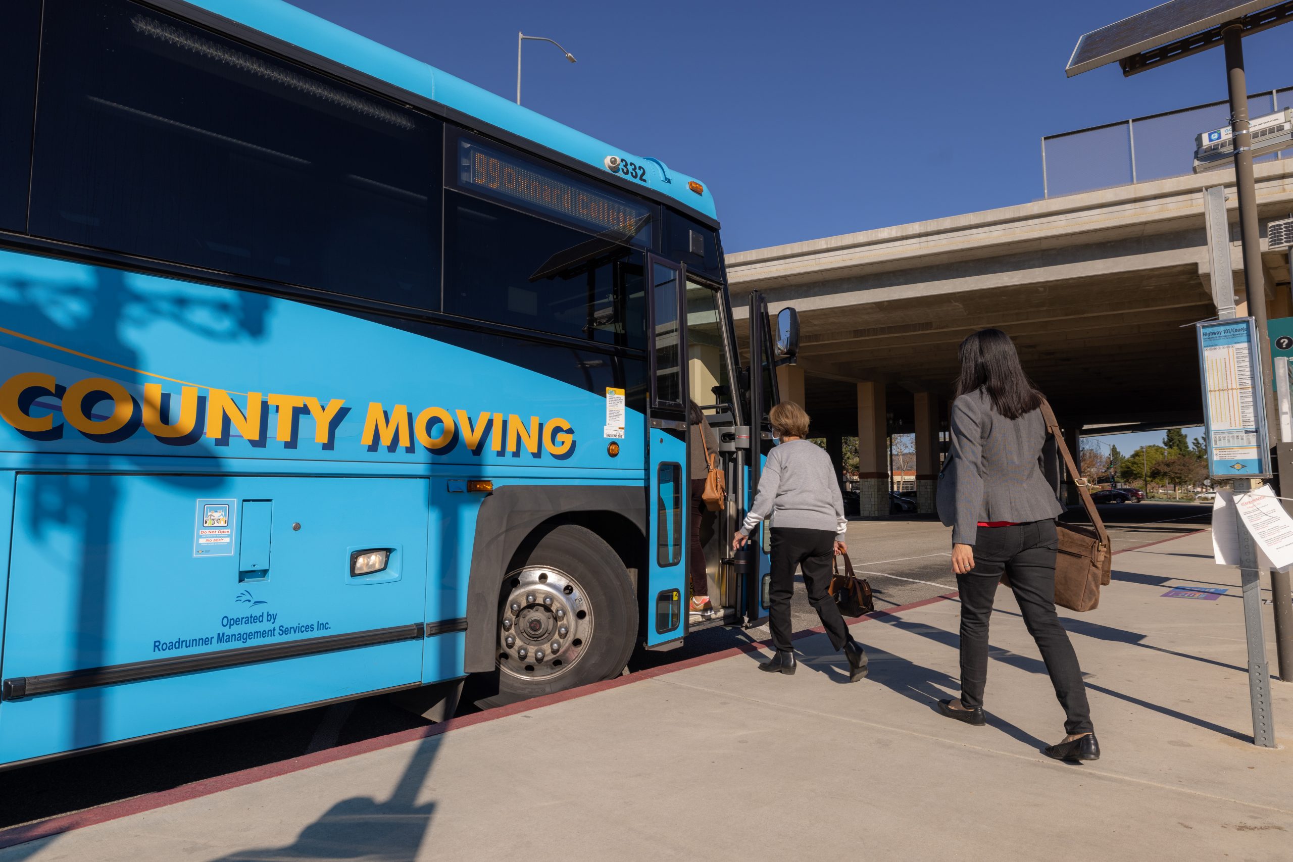 RIDERS ENTER BUS 9189 Scaled